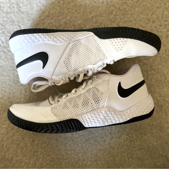 Nike Volleyball Shoes size 7.5 - Picture 1 of 2